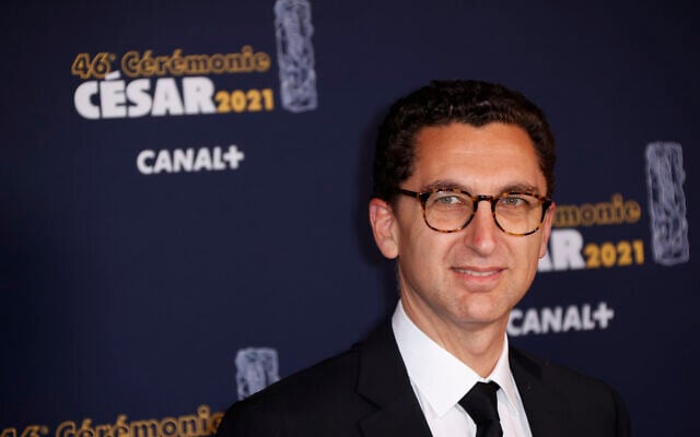 Maxime Saada, président de la chaîne de télévision privée française Canal+, posant avant la 46ᵉ cérémonie des César, à Paris, le 12 mars 2021. (Crédit : Thomas Samson/Pool via AP) Maxime Saada, président de la chaîne de télévision privée française Canal+, posant avant la 46ᵉ cérémonie des César, à Paris, le 12 mars 2021. (Crédit : Thomas Samson/Pool via AP)