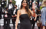 Géraldine Nakache pose pour les photographes à son arrivée à la première du film « The Restless » lors du 74e Festival international du film de Cannes, dans le sud de la France, le vendredi 16 juillet 2021. (Crédit : AP/Brynn Anderson)
