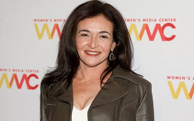 La dirigeante d'entreprise Sheryl Sandberg assiste à la cérémonie des Women's Media Awards 2022 à l'hôtel Mandarin Oriental, le 17 novembre 2022, à New York. (Crédit : Andy Kropa/Invision/AP) La dirigeante d'entreprise Sheryl Sandberg assiste à la cérémonie des Women's Media Awards 2022 à l'hôtel Mandarin Oriental, le 17 novembre 2022, à New York. (Crédit : Andy Kropa/Invision/AP)