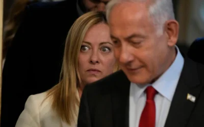 La Première ministre italienne Giorgia Meloni, à gauche, et le Premier ministre israélien Benjamin Netanyahu arrivent pour une conférence de presse conjointe dans les bureaux du gouvernement du palais Chigi à Rome, le vendredi 10 mars 2023. (AP Photo/Andrew Medichini)