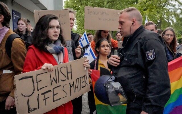 Une femme tenant une pancarte sur laquelle on peut lire « Les vies juives comptent » face à une manifestation anti-Israël organisée par le groupe « Student Coalition Berlin » dans la cour du théâtre de la Freie Universität Berlin, à Berlin, en Allemagne, le 7 mai 2024. (Crédit : Markus Schreiber/AP Photo)