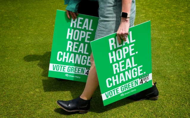 Des partisans du Parti vert brandissent des pancartes lors du lancement de leur programme électoral pour les élections générales du parti pour les élections générales – Real Hope, Real Change – au Sussex County Cricket Ground à Hove, dans l’East Sussex, en Angleterre, le 12 juin 2024. (Crédit : Kirsty Wigglesworth/AP)