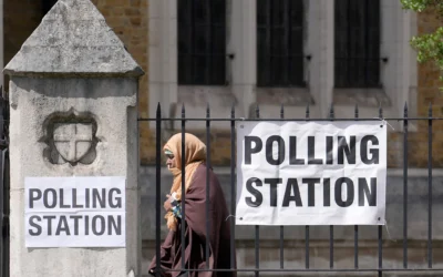Une femme quitte un bureau de vote à Londres après avoir voté, le 4 juillet 2024. (Crédit : AP Photo/Vadim Ghirda)