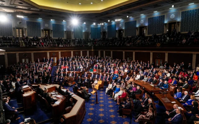Le chef de la minorité à la Chambre, Hakeem Jeffries (D-NY), prend la parole alors que la Chambre des représentants ouvre la 119e législature, avec une faible majorité républicaine, au Capitole à Washington, le 3 janvier 2025. (Crédit: AP Photo/J. Scott Applewhite)