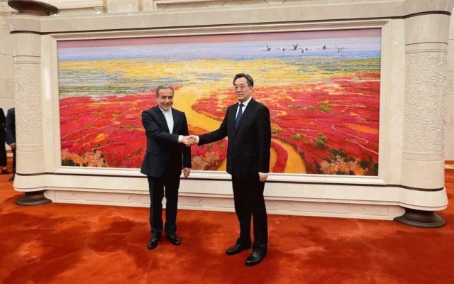Sur cette photo diffusée par le ministère iranien des Affaires étrangères, le ministre iranien des Affaires étrangères, Abbas Araghchi (à gauche), serre la main du vice-Premier ministre chinois, Ding Xuexiang, lors de leur rencontre à Pékin, en Chine, le 23 avril 2025. (Ministère iranien des Affaires étrangères via AP)