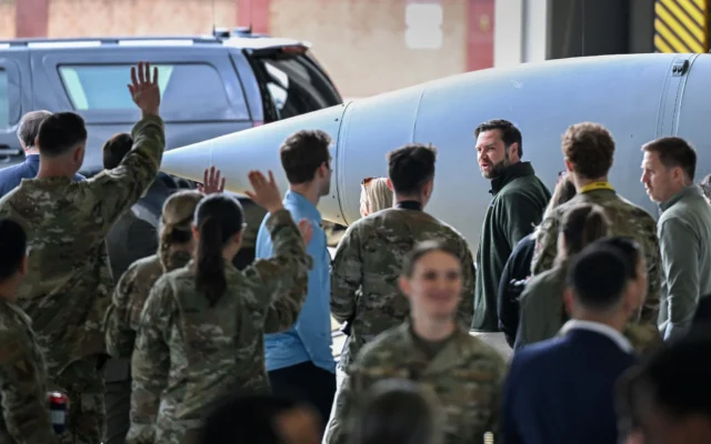 Le vice-président américain JD Vance rend visite à des militaires lors d'une escale de ravitaillement à la base aérienne de Ramstein, en Allemagne, le 24 avril 2025. (Crédit: Kenny Holston/Pool Photo via AP)