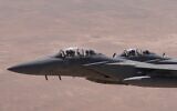 Des F-15 de l'armée de l'air royale saoudienne assurant l'escorte d'honneur de l'Air Force One, avec à son bord le président américain Donald Trump, à son arrivée en Arabie saoudite, le 13 mai 2025. (Crédit : Alex Brandon/AP)