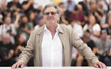 Daniel Auteuil pose pour les photographes lors de la séance photo du film « Une vie privée » au 78e Festival international du film de Cannes, le mercredi 21 mai 2025. (Crédit : Scott A Garfitt/Invision/AP)