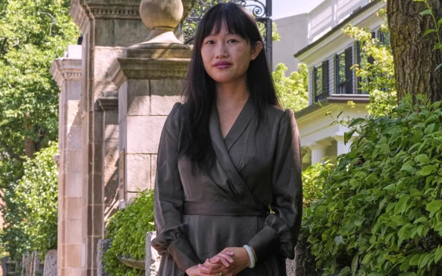 L'auteure R.F. Kuang pose pour un portrait près de l'université Harvard à Cambridge, dans le Massachusetts, le 28 juillet 2025. (Crédit: AP Photo/Charles Krupa, Archives) L'auteure R.F. Kuang pose pour un portrait près de l'université Harvard à Cambridge, dans le Massachusetts, le 28 juillet 2025. (Crédit: AP Photo/Charles Krupa, Archives)