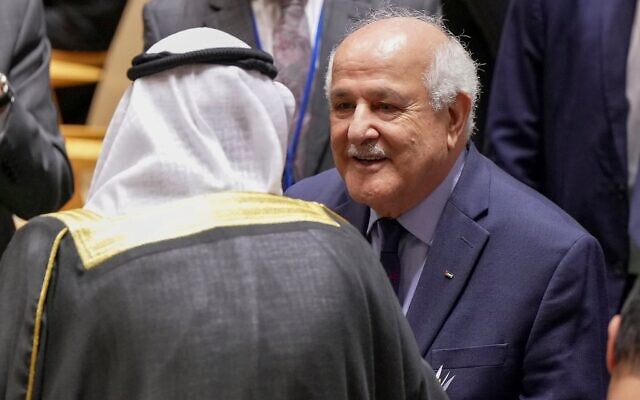 L'ambassadeur palestinien Riyad Mansour, à droite, fait son entrée dans la salle de l'Assemblée générale, lundi 22 septembre 2025, au siège de l'ONU. (Crédit : AP Photo/Angelina Katsanis) L'ambassadeur palestinien Riyad Mansour, à droite, fait son entrée dans la salle de l'Assemblée générale, lundi 22 septembre 2025, au siège de l'ONU. (Crédit : AP Photo/Angelina Katsanis)