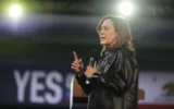 L’ancienne vice-présidente américaine Kamala Harris s’exprime lors d’un meeting de campagne sur la Proposition 50, à Los Angeles, le 1ᵉʳ novembre 2025. (Crédit : Ethan Swope/AP)