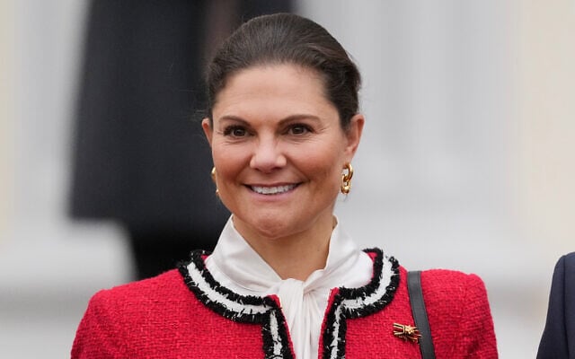 La princesse héritière Victoria de Suède arrive au palais de Bellevue à Berlin, en Allemagne, le mardi 18 novembre 2025, pour une rencontre avec le président allemand Frank-Walter Steinmeier. (Crédit : AP/Markus Schreiber) La princesse héritière Victoria de Suède arrive au palais de Bellevue à Berlin, en Allemagne, le mardi 18 novembre 2025, pour une rencontre avec le président allemand Frank-Walter Steinmeier. (Crédit : AP/Markus Schreiber)