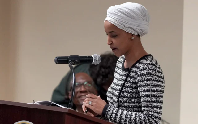 La députée Ilhan Omar s'exprime lors d'une réunion publique à Minneapolis, le 27 janvier 2026. (Crédit: Richard Tsong-Taatarii/Star Tribune via AP)