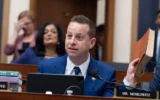 Le député américain Jared Moskowitz, démocrate de Floride, brandit une Bible de Trump lors d’une audition de la ministre de la Justice Pam Bondi devant une commission de la Chambre des représentants, au Capitole, à Washington, le 11 février 2026. (Crédit : J. Scott Applewhite/AP)