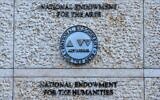 Le sceau officiel du Fonds national pour les arts et de la Fondation nationale pour les sciences humaines (NEH) des États-Unis, sur un immeuble de bureaux, à Washington, le 13 février 2026. (Crédit : Cliff Owen/AP)