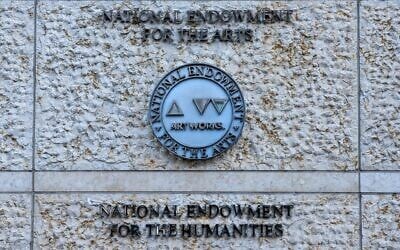 Le sceau officiel du Fonds national pour les arts et de la Fondation nationale pour les sciences humaines (NEH) des États-Unis, sur un immeuble de bureaux, à Washington, le 13 février 2026. (Crédit : Cliff Owen/AP)