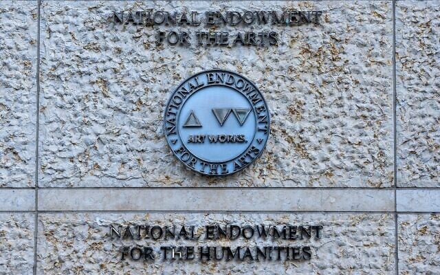 Le sceau officiel du Fonds national pour les arts et de la Fondation nationale pour les sciences humaines (NEH) des États-Unis, sur un immeuble de bureaux, à Washington, le 13 février 2026. (Crédit : Cliff Owen/AP)