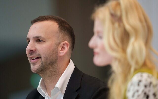 Le chef des Verts, Zack Polanski, est assis aux côtés de la députée nouvellement élue du parti, Hannah Spencer, lors d'une conférence de presse organisée après sa victoire à l'élection partielle de Gorton et Denton, à Manchester, en Angleterre, le 27 février 2026. (Crédit : AP Photo/Jon Super)