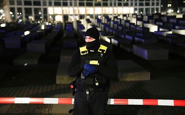 Un policier monte la garde devant le mémorial de l'Holocauste à Berlin, en Allemagne, à la suite d'une agression à l'arme blanche survenue sur place le 21 février 2025. (Crédit : Ebrahim Noroozi/AP)