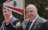 Le président libanais Joseph Aoun salue les journalistes au palais présidentiel, à Baabda, à l'est de Beyrouth, au Liban, le 21 mai 2025. (Crédit : AP Photo/Hassan Ammar, archive)