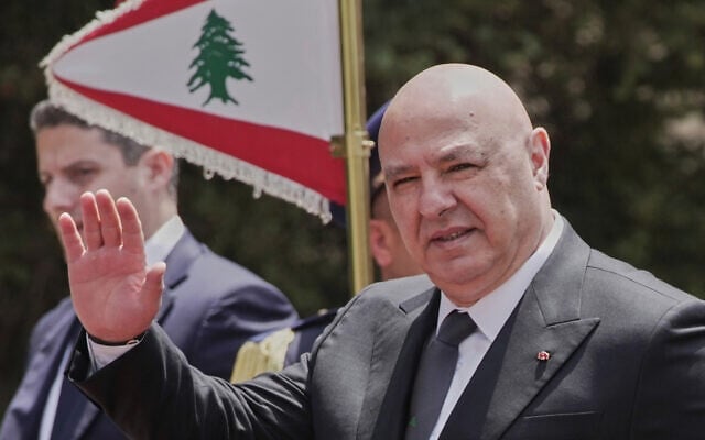 Le président libanais Joseph Aoun salue les journalistes au palais présidentiel, à Baabda, à l'est de Beyrouth, au Liban, le 21 mai 2025. (Crédit : AP Photo/Hassan Ammar, archive) Le président libanais Joseph Aoun salue les journalistes au palais présidentiel, à Baabda, à l'est de Beyrouth, au Liban, le 21 mai 2025. (Crédit : AP Photo/Hassan Ammar, archive)