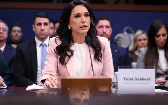 La directrice du renseignement national américain, Tulsi Gabbard, s'exprime lors d'une audition de la Commission permanente de la Chambre des représentants sur le renseignement consacrée à l'examen des menaces mondiales, le 19 mars 2026, au Capitole à Washington. (Crédit: AP/Tom Brenner)
