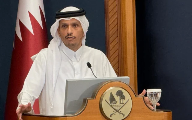 Le Premier ministre et ministre des Affaires étrangères du Qatar, le cheikh Mohammed bin Abdulrahman Al Thani, s'exprime lors d'une conférence de presse conjointe avec le ministre turc des Affaires étrangères Hakan Fidan à Doha, au Qatar, le 19 mars 2026. (Crédit: AP Photo/Najib Abu Jobain)