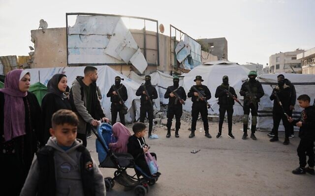 Des terroristes armés du Hamas et du Jihad islamique palestinien, à l'issue de la prière de l'Aïd al-Fitr, à Gaza-City, le 20 mars 2026. (Crédit : Abdel Kareem Hana/AP)