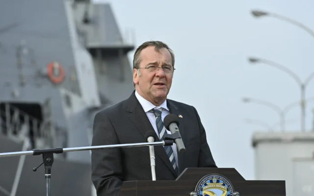 Le ministre allemand de la Défense, Boris Pistorius, s'exprime à la base navale de Yokosuka de la Force d'autodéfense maritime japonaise (JMSDF) le 22 mars 2026, à Yokosuka, près de Tokyo. (Crédit: David Mareuil/Pool Photo via AP)