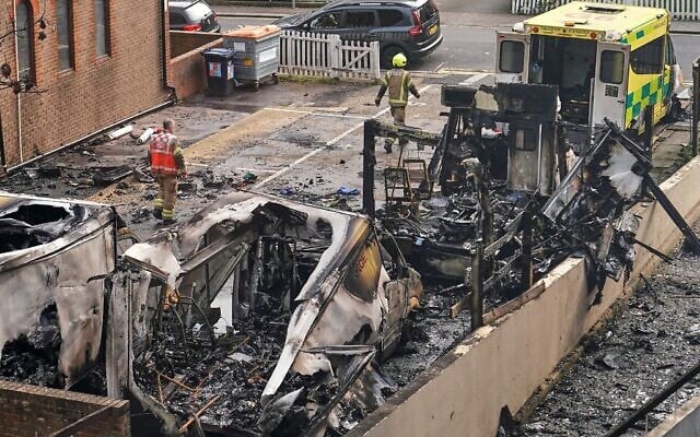 Les épaves d’ambulances calcinées dans un parking, après un incendie criminel visant les véhicules, contrôlés par une association caritative juive, à Golders Green, à Londres, le 23 mars 2026. (AP Photo/Alberto Pezzali)