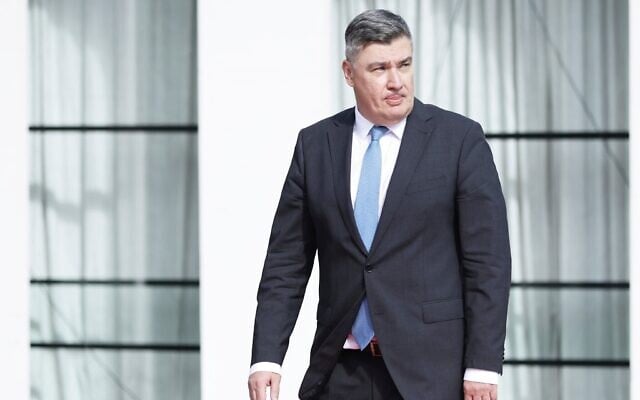 Le président croate, Zoran Milanović, arrivant à Brdo-Brijuni, où se tient la réunion des responsables du processus, à Golem, en Albanie, à 50 kilomètres à l'ouest de la capitale, Tirana, le 6 octobre 2025. (Crédit : Vlasov Sulaj/AP)