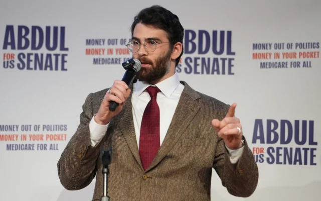 Le streamer d’extrême-gauche Hasan Piker s’exprimant lors d’un meeting de campagne pour Abdul El-Sayed, candidat à la primaire démocrate pour le Sénat américain dans le Michigan, à l’université du Michigan, à Ann Arbor, le 7 avril 2026. (Crédit : Julia Demaree Nikhinson/AP) Le streamer d’extrême-gauche Hasan Piker s’exprimant lors d’un meeting de campagne pour Abdul El-Sayed, candidat à la primaire démocrate pour le Sénat américain dans le Michigan, à l’université du Michigan, à Ann Arbor, le 7 avril 2026. (Crédit : Julia Demaree Nikhinson/AP)