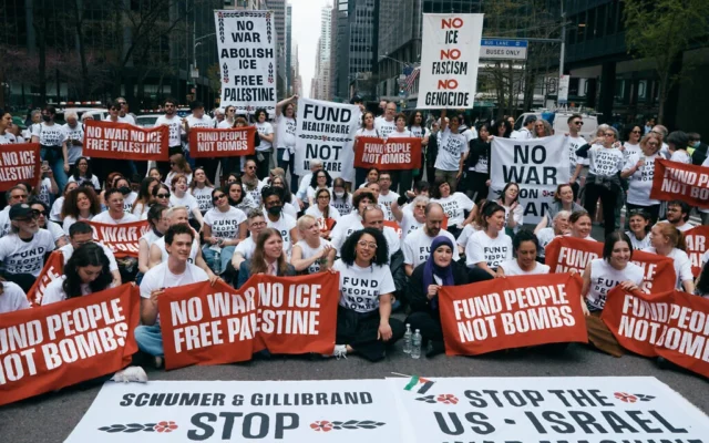 Des manifestants de l'organisation anti-Israël Jewish Voice for Peace bloquent la circulation lors d'une manifestation devant le bureau new-yorkais du sénateur américain Chuck Schumer, appelant à la fin de la guerre américano-israélienne contre l'Iran et s'opposant au soutien américain aux armes, le lundi 13 avril 2026 à New York. (Photo AP/Andres Kudacki)