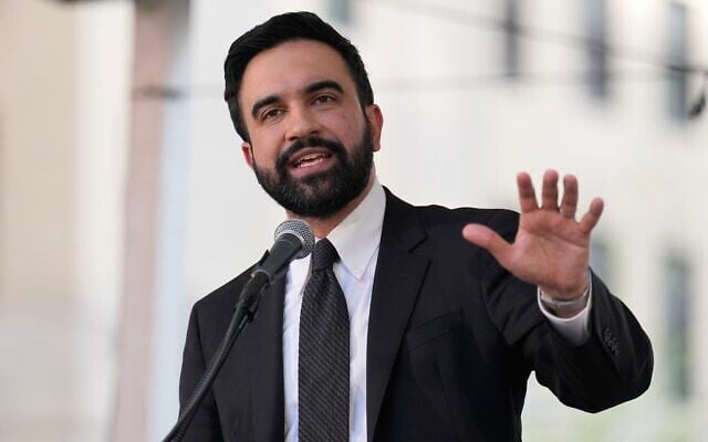Le maire de New York, Zohran Mamdani, prend la parole lors d'un rassemblement syndical sur Park Avenue, à New York, le 15 avril 2026. (Crédit : AP Photo/Seth Wenig) Le maire de New York, Zohran Mamdani, prend la parole lors d'un rassemblement syndical sur Park Avenue, à New York, le 15 avril 2026. (Crédit : AP Photo/Seth Wenig)