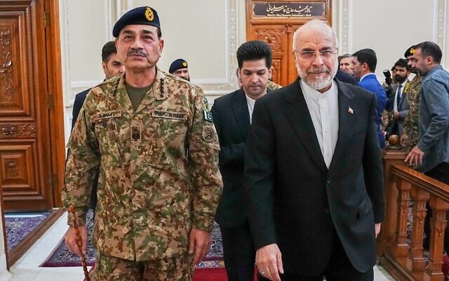 Le président du Parlement iranien, Mohammad Bagher Ghalibaf (à droite), et le chef de l’armée pakistanaise, le maréchal Asim Munir, à Téhéran, en Iran, le 16 avril 2026. (Crédit : Hamed Malekpour/ICANA via AP)