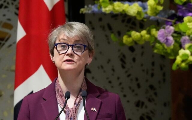 La ministre britannique des Affaires étrangères, Yvette Cooper, s'exprimant lors d'une conférence de presse aux côtés du ministre japonais des Affaires étrangères, Toshimitsu Motegi, à l'issue de leur entretien, à Tokyo, au Japon, le 20 avril 2026. (Crédit : Eugene Hoshiko/AP Photo)