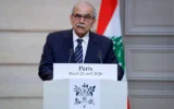 Le Premier ministre libanais Nawaf Salam lors d'une déclaration conjointe avec le président français Emmanuel Macron à l’issue de leur rencontre, au palais de l’Élysée à Paris, en France, le 21 avril 2026. (Crédit : Ludovic Marin/Pool Photo via AP)