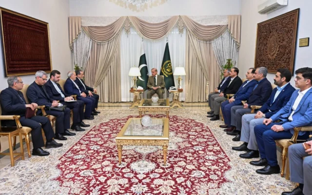 Le ministre iranien des Affaires étrangères Abbas Araghchi, cinquième à gauche, rencontre le Premier ministre Shehbaz Sharif, au centre, à Islamabad, au Pakistan, le 25 avril 2026. (Crédit : Bureau du Premier ministre pakistanais via AP)