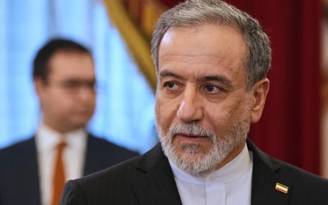 Le ministre iranien des Affaires étrangères, Abbas Araghchi, arrivant pour participer à des entretiens avec le président russe Vladimir Poutine à la Bibliothèque présidentielle Boris Eltsine, à Saint-Pétersbourg, en Russie, le 27 avril 2026. (Crédit: Dmitri Lovetsky/AP/Pool)