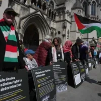 Des partisans de « Palestine Action » manifestant devant la Cour royale de justice à Londres, au Royaume-Uni, le 28 avril 2026. (Crédit : Kin Cheung/AP)