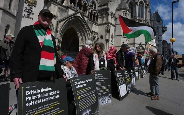 Des partisans de « Palestine Action » manifestant devant la Cour royale de justice à Londres, au Royaume-Uni, le 28 avril 2026. (Crédit : Kin Cheung/AP)