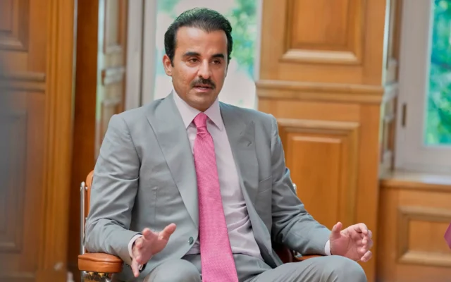 L'émir du Qatar, le cheikh Tamim bin Hamad Al Thani, s'exprime lors de sa rencontre avec le Premier ministre grec Kyriakos Mitsotakis à la résidence Maximos à Athènes, en Grèce, le 29 avril 2026. (Crédit: AP Photo/Petros Giannakouris)