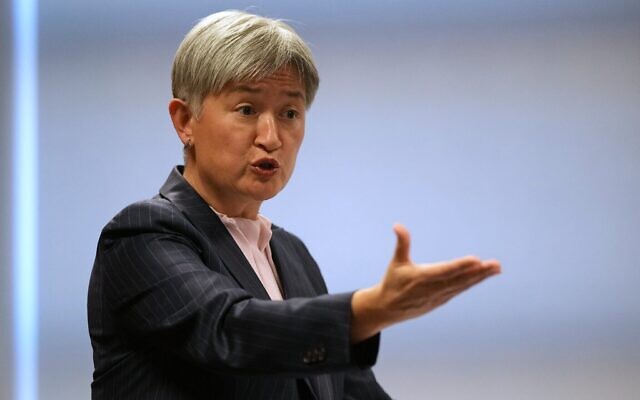 La ministre des Affaires étrangères australienne, Penny Wong, répondant à la question d'un journaliste lors d'une conférence de presse, à Séoul, en Corée du Sud, le 30 avril 2026. (Crédit : Lee Jin-man/AP)