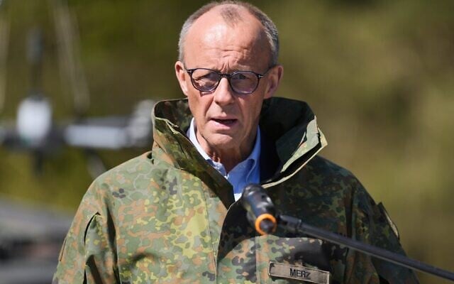 Le chancelier allemand Friedrich Merz s'exprimant lors de sa visite à la base de la Bundeswehr, à Munster, en Allemagne, le 30 avril 2026. (Crédit : Markus Schreiber/AP)