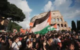 Une manifestation organisée après l'interception de la "Global Sumud Flotilla" près de l’île grecque de Crète par l'armée israélienne, à Rome, le 30 avril 2026. (Crédit: Andrew Medichini/AP Photo)