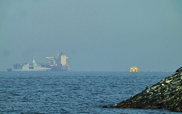 Un patrouilleur émirati (à gauche) à proximité d'un pétrolier ancré dans le golfe d'Oman, près du détroit d'Ormuz, vu depuis une route côtière près de Khor Fakkan, aux Émirats arabes unis, le 1ᵉʳ mai 2026. (Crédit : Fatima Shbair/AP)
