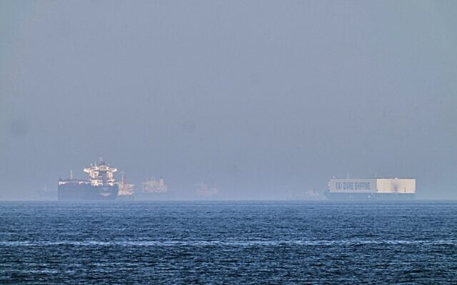 Un pétrolier (à gauche) et un transporteur de voitures à l'ancrage dans le golfe d'Oman, près du détroit d'Ormuz, vus depuis la côte près de Khor Fakkan, aux Émirats arabes unis, le 1ᵉʳ mai 2026. (Crédit : Fatima Shbair/AP)