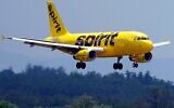 Un Airbus A319 de Spirit Airlines s'apprête à atterrir à l'aéroport régional de Manchester-Boston, le 2 juin 2023, à Manchester, dans le New Hampshire (Crédit : AP Photo/Charles Krupa, archive)