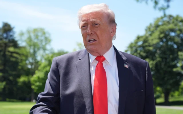 Le président américain Donald Trump s'adresse aux journalistes avant de décoller à bord de Marine One depuis la pelouse sud de la Maison Blanche, le 1er mai 2026, à Washington. (Crédit: AP Photo/Alex Brandon)