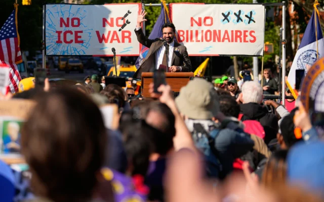 Le maire de New York, Zohran Mamdani, salue les participants lors d’un rassemblement du 1ᵉʳ mai au Washington Square Park à New York, le 1ᵉʳ mai 2026. (Crédit : Yuki Iwamura/AP)